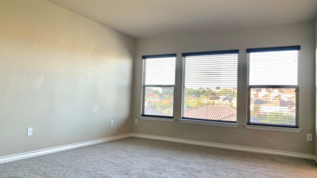 Building Photo - 3935 Woodbridge Way
