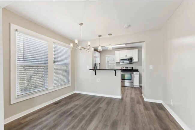 Building Photo - 306 W 17th St