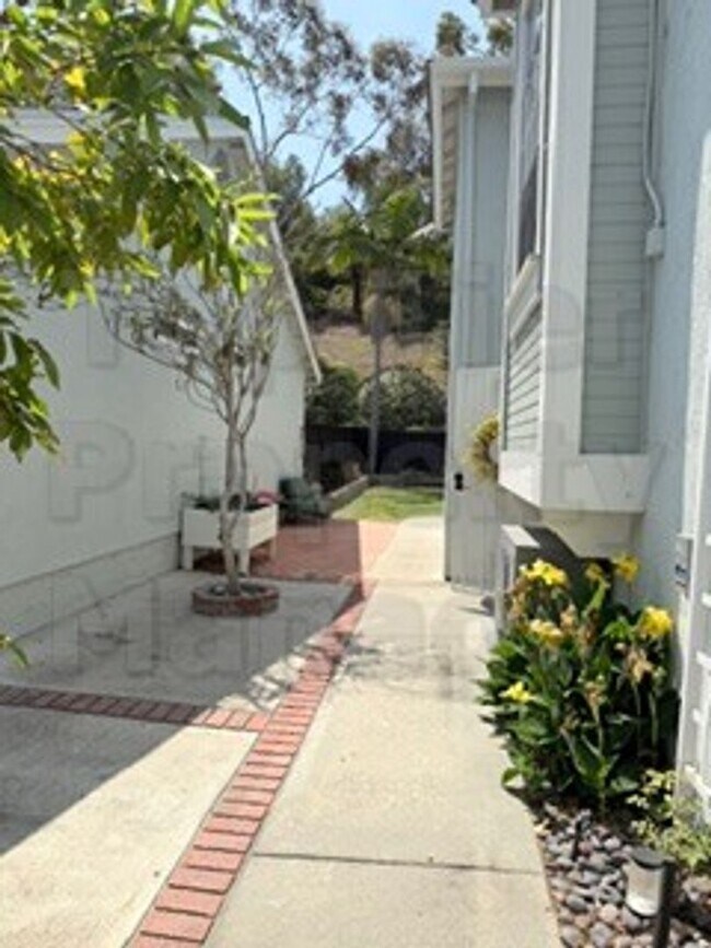 Building Photo - Beautiful 3 bed / 2.5 bath / 1,227 sqft House in Oceanside's Emerald Point
