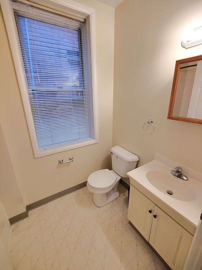 Building Photo - *Spacious 1BD/1BA 2nd Floor Apartment for rent in Dormont*