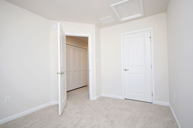 Building Photo - Move-In Ready Riverwood Townhome — Minutes to NGIC, UVA North Fork & CHO Airport
