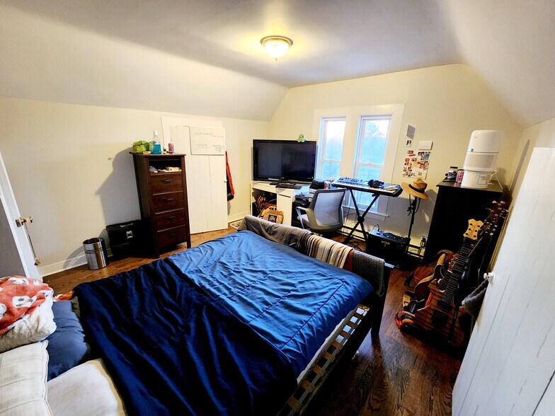 3rd Floor Front Bedroom - 143 Winchester Ave