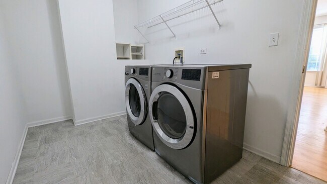 Building Photo - 1910 Avalon Dr