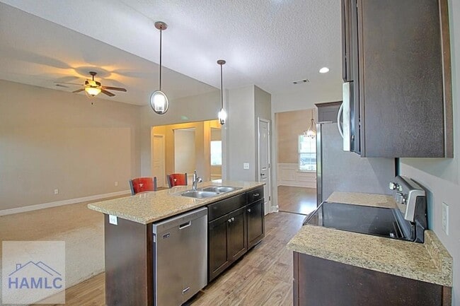 Building Photo - 582 Burke Dr