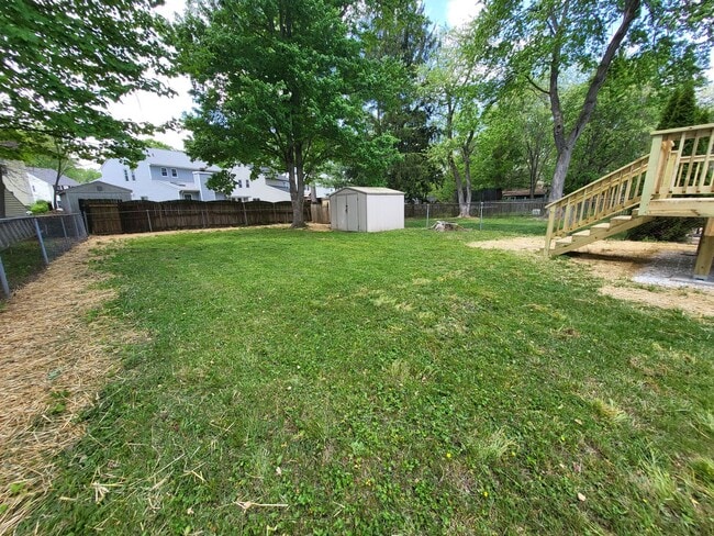 Building Photo - HUGE Yard and New Kitchen!