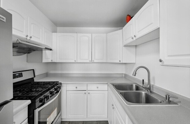 Building Photo - 2-Story 2BR Condo with Patio, In-Unit Laundry & Parking in Oakland Chinatown