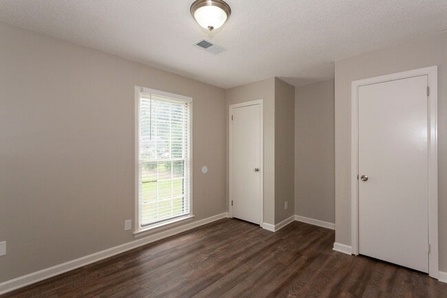 Building Photo - ** 4 bed 2 bath located in Dalraida close ...