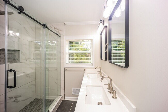 Building Photo - 3702 Chesapeake Way