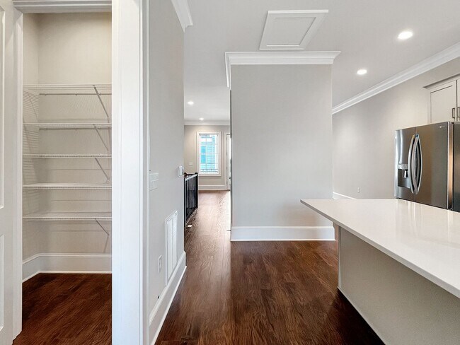 Building Photo - Stunning Luxury Townhome with Elevator in ...