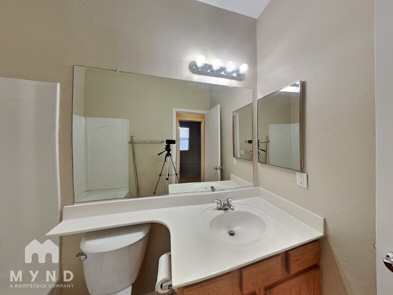 Building Photo - 4539 E Ivanhoe St