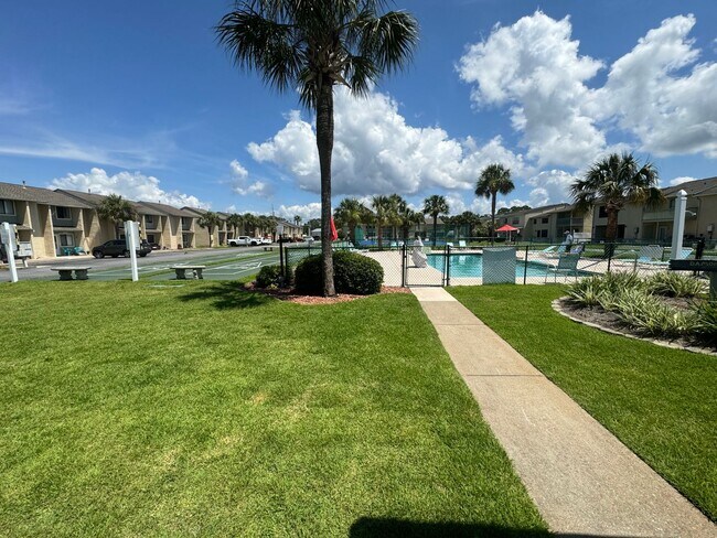 Building Photo - Great Two Bedroom-Freshly Remodeled-$500.00 off first months rental rate with approved application!