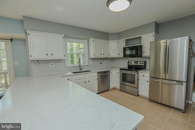 Building Photo - 359 Point to Point Rd