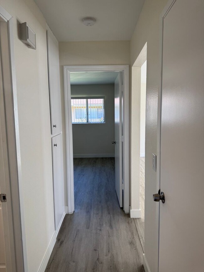 Building Photo - $250.00 1st Month's Rent! Utilities Included!