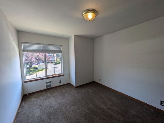 Building Photo - 2 Bedroom Condo in Cordata Neighborhood near WCC