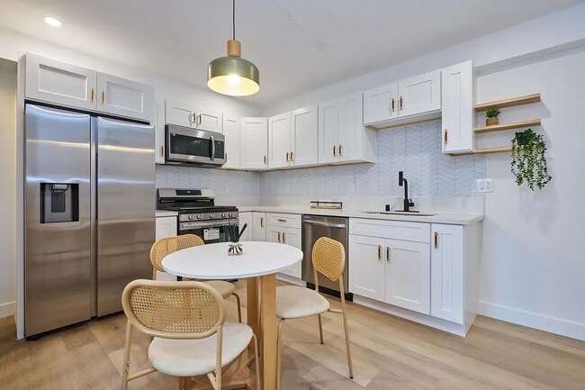 Building Photo - 1258 W 37th Dr