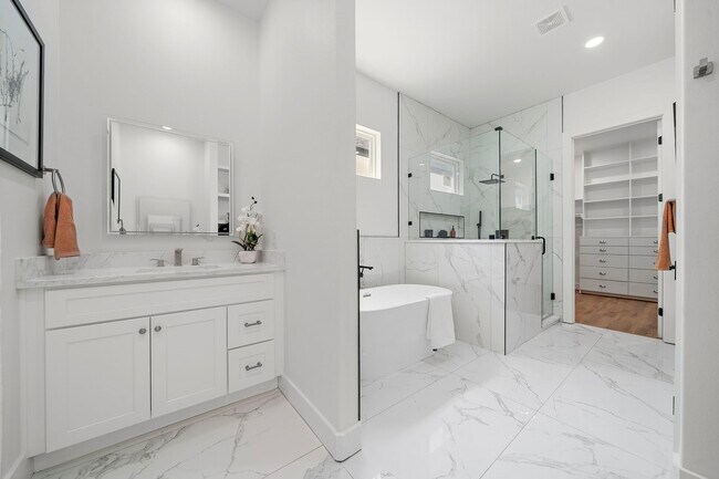 Building Photo - 406 E 33rd St