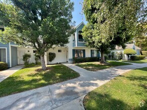 Building Photo - Modern Three Bedroom Three Bathroom Home i...