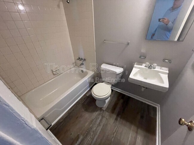 Building Photo - 400 E Northern Blvd