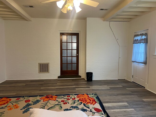 Building Photo - One Level Home! 3bed/1 bath with extra-lar...