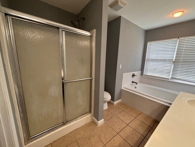 Building Photo - 5 Bedrooms- 3 Bathroom- House in West Rome!