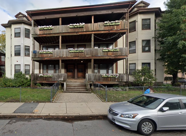 Building Photo - 36 Linden St
