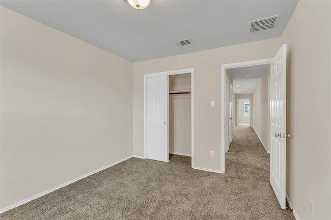 Building Photo - 16100 Hawthorne Heights Trail