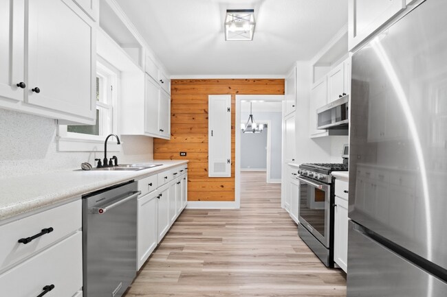 Building Photo - Updated 3-Bed, 2-Bath Home on Private Road...