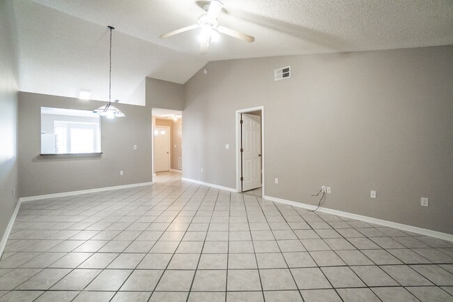 Building Photo - 3/2 Villa located in Canoe Creek Villas in...