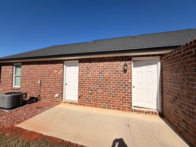 Building Photo - Available now! 2BR, 1BA Duplex in Super Convenient Location