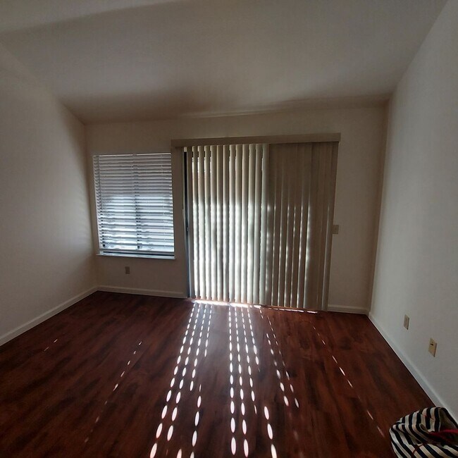 Building Photo - Nice 3bed and 2 bath home; excellent Roseville location