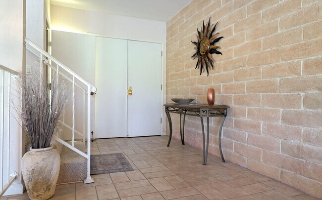 Building Photo - Lakeside Golf Course Retreat in Cathedral ...