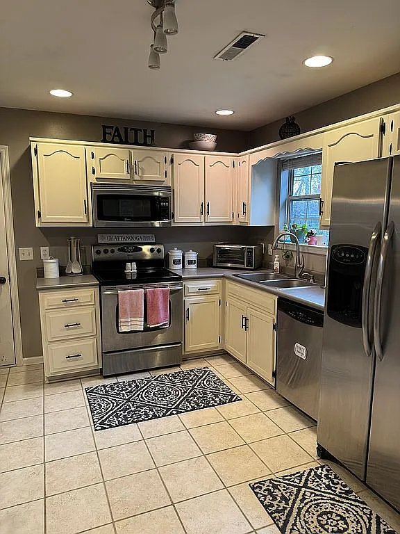 Building Photo - 8145 Iris Dr