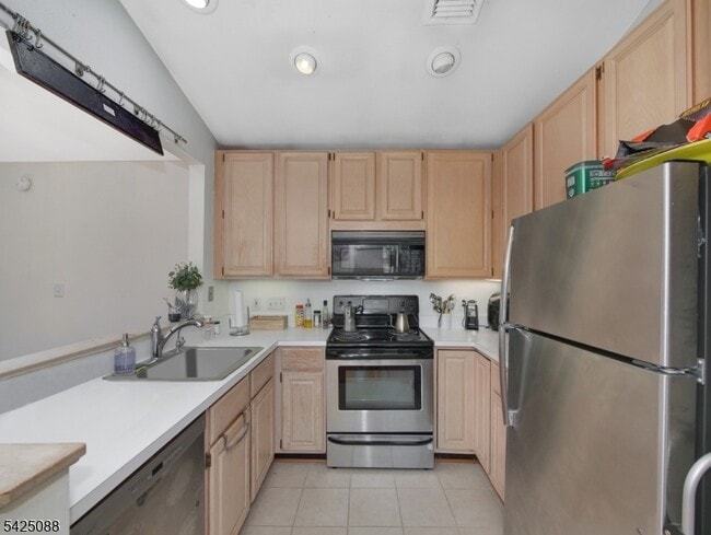 Building Photo - 9 Teal Ln