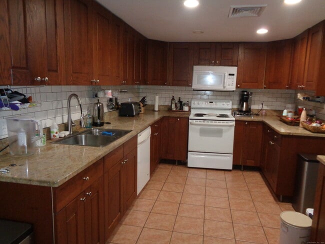 Building Photo - 455 Hoyt St