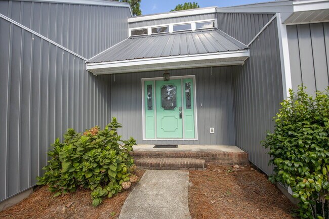 Building Photo - "Charming 3-Bedroom Retreat with Granite Touches and Cozy Fireplace on Winchester Rd!"