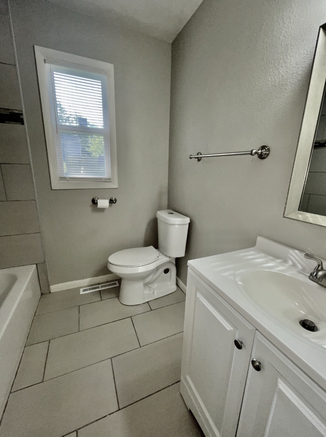 Building Photo - Charming 3-Bedroom Home with Spacious Fenced Backyard!