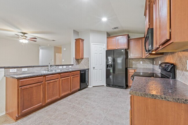 Building Photo - Open Concept living in MIDWAY ISD