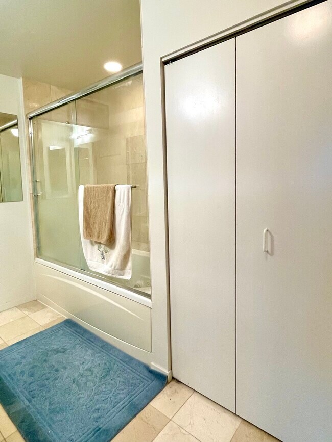 Building Photo - 600 N Kingsbury St