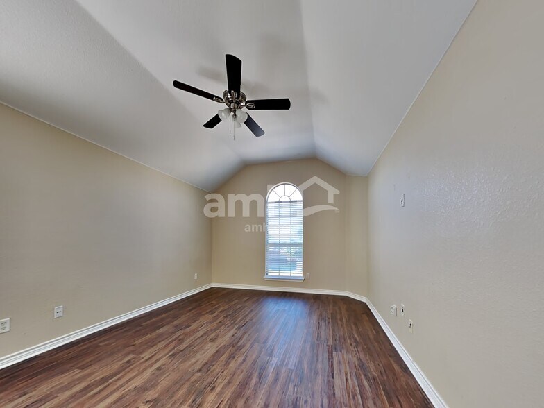 Building Photo - 404 Roundrock Ln