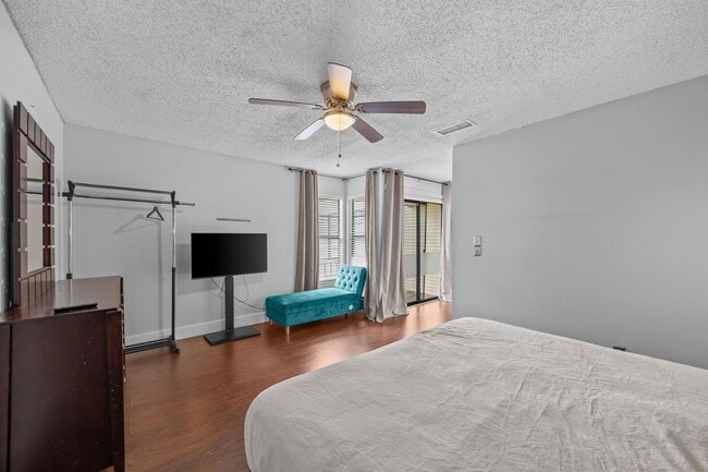 Building Photo - 1520 Shaker Cir