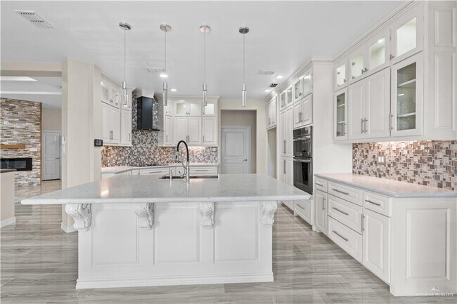 Building Photo - 27 Los Lagos Dr