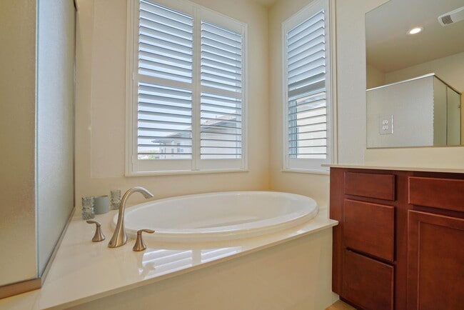 Building Photo - Cannery living!