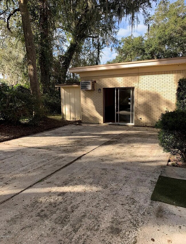 Building Photo - Spacious 4 Bed 2.5 Bath Home with 2-Car Garage & Fenced Yard in Jacksonville, FL