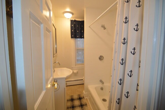 Modern bethroom - 468 Spring St