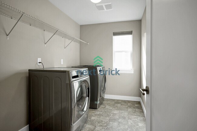 Building Photo - 4 BED AND 2.5 BATH SINGLE FAMILY HOUSE FOR RENT