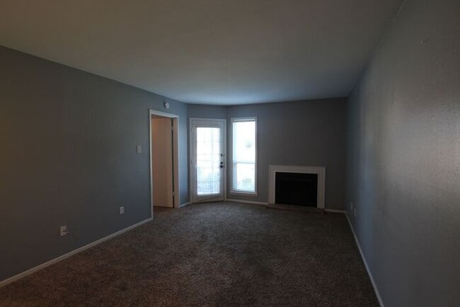 Building Photo - Available! 1 Bed 1 Bath, Downstairs Unit a...