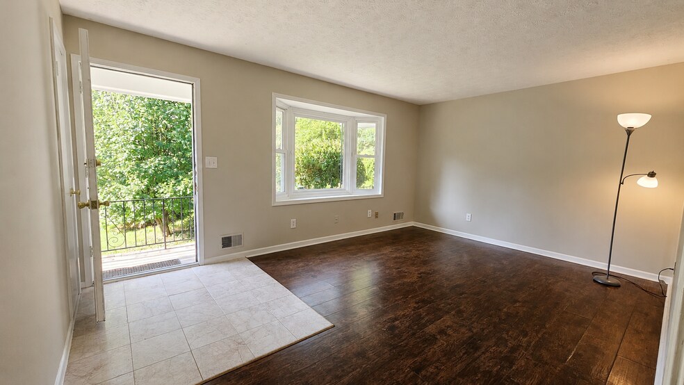 Living room - 2323 Jomarc Way