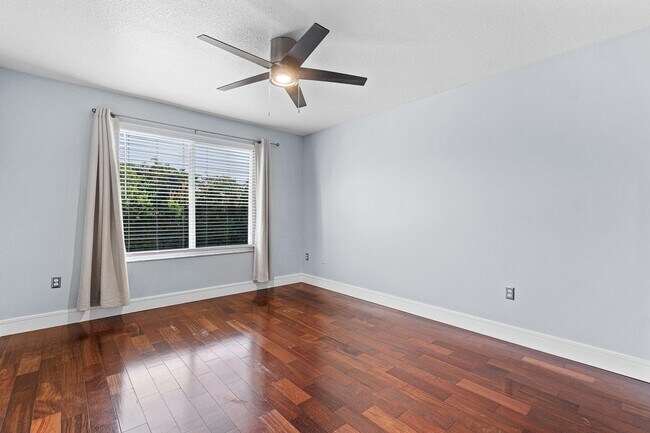 Building Photo - 1013 Villa Cir