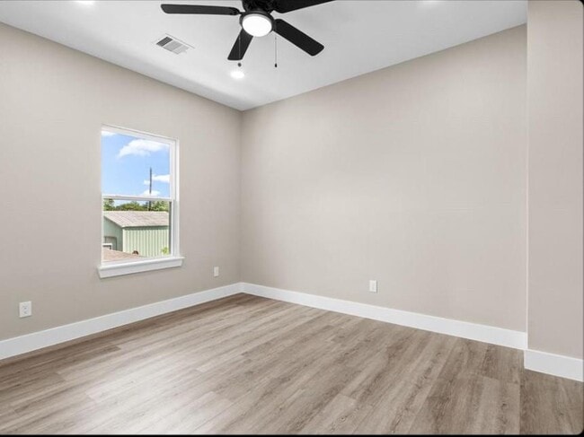Building Photo - 102 Schade Ln