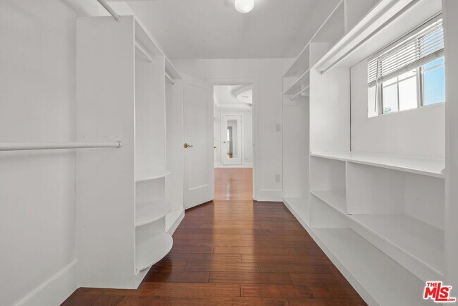Building Photo - 975 Westchester Pl